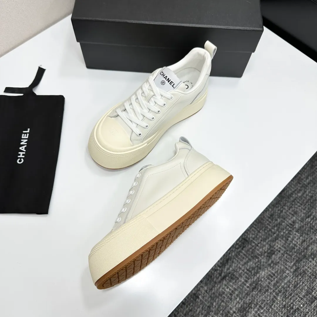 👟👟Ex-factory price 560👟👟Chanel Panda Shoes! 2025 counter's top casual sports shoes. This classic design; the upper is electro-embroidered with a variety of techniques; the outsole is fashionable and sporty; the unusual inclusion of a variety of color matching elements... The diversified mix and match is very good-looking and versatile, and can be used for leisure, fashion, sports, and outdoor... ꫛꫀꪝ Go➫ Materials: ❶Upper made of: original imported first-layer silk cowhide + original waterproof cloth + original first-layer cowhide ❷Inner lining: Breathable mesh ❸ Outsole based on: original TPU combination outsole, full set of boutique packaging for women 35–41
